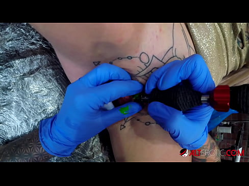 ❤️ Extrem tätowierte Hottie Sully Savage hat ein Tattoo auf ihrer Klitoris ☑ Fucking video bei uns de.naffuck.xyz